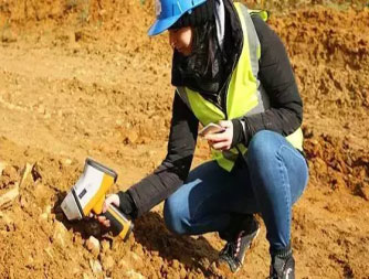 日立手持式土壤重金屬光譜儀X-MET8000現(xiàn)場